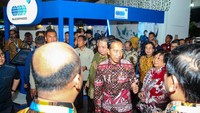 Jokowi turut meninjau booth dan memberikan keterangan pers dalam puncak acara Festival LIKE 2.