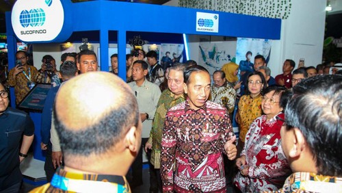 Presiden Jokowi menyerahkanerikan Surat Keputusan (SK) Perhutanan Sosial dan SK Tanah Obyek Reforma Agraria (TORA) kepada masyarakat. Penyerahan dilakukan di Festival LIKE 2, JCC, Jakarta.