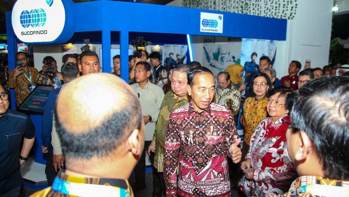 Jokowi Serahkan SK Hutan Sosial-TORA di Festival LIKE 2 Presiden Jokowi menyerahkanerikan Surat Keputusan (SK) Perhutanan Sosial dan SK Tanah Obyek Reforma Agraria (TORA) kepada masyarakat. Penyerahan dilakukan di Festival LIKE 2, JCC, Jakarta.