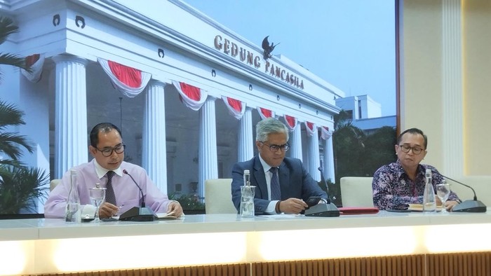 Jubir Kemlu RI Rolliansyah Soemirat (tengah).