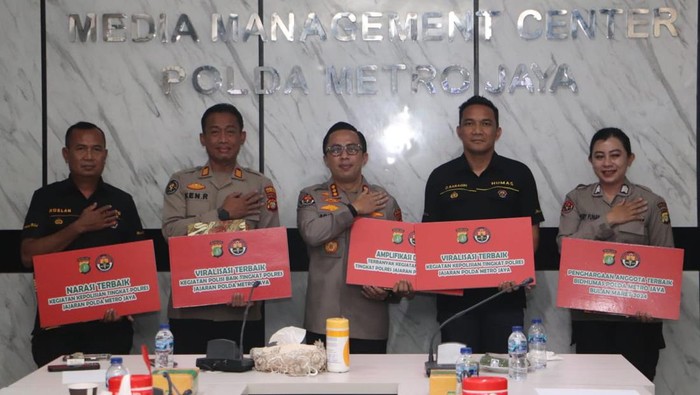 Kabid Humas Polda Metro Jaya Kombes Ade Ary Syam Indradi memberikan penghargaan kepada 5 personel humas.