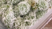 Saat melihat hadirnya klepon ini di Jakarta, kami langsung tertarik mencicipinya lagi. Seketika mengingatkan kami saat pertama kali mencicipinya di Bali. Cita rasanya masih sama seperti saat mencobanya langsung di Bali. Foto: detikFood/Yenny Mustika Sari
