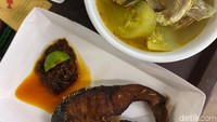 Kami memesan sepaket nasi yang disajikan bersama ikan laut goreng dan sup ikan. Harga seporsinya Rp 126.000 untuk makan di tempat. Jika persediaan ikan lautnya ada banyak, kamu bisa memilih potongan ikan sesuai selera. Ukurannya tak sama, tapi kami mendapatkan yang cukup besar. Foto: detikFood/Yenny Mustika Sari