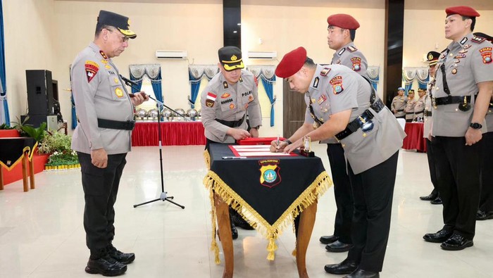 Kapolda Kepri Irjen Yan Fitri Halimansyah memimpin sertijab pejabat utama dan kapolres. (Foto: Dok Polda Kepri)