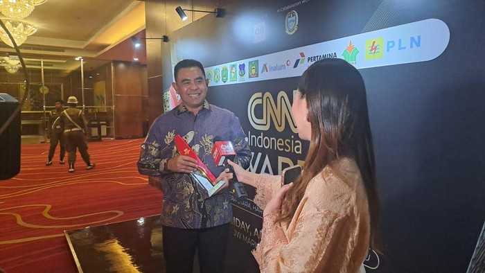 Kapolda Sumut Irjen Whisnu Hermawan Februanto saat meraih penghargaan di CNN Indonesia Awards 2024 di Sumut. (Baringin Lumbangaol/detikSumut)