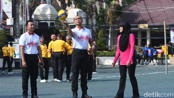 Kapolres Malang AKBP Putu Kholis Aryana bersama Ketua Bhayangkari Cabang Malang Ujik Putu Kholis saat membuka turnamen bola voli
