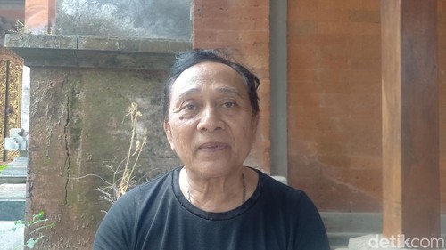Keluarga Ardana, Ida Bagus Lilik Sudirga, saat ditemui di Griya Beten Cempaka, Kelurahan Liligundi, Buleleng, Jumat (9/8/2024). (Foto: Made Wijaya Kusuma/detikBali)
