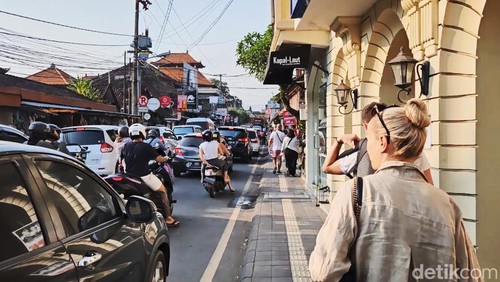 Kemacetan yang terjadi di jalanan kawasan Ubud, Gianyar, Minggu (4/8/2024. (Putu Krista/detikBali)