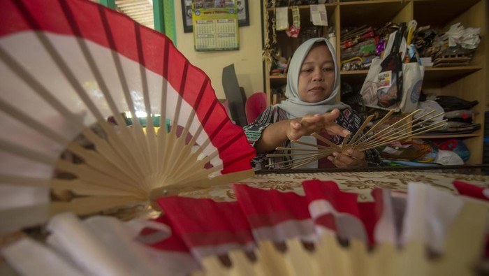 Perajin memproduksi kerajinan kipas tema HUT RI di Keprabon, Polanharjo, Klaten, Jawa Tengah, Jumat (9/8/2024). Menurut perajin, permintaan kerajinan kipas dengan tema HUT RI atau merah putih tersebut mencapai 300 unit untuk memenuhi permintaan dalam pasar lokal serta pesanan dari Bandung yang digunakan sebagai perlengkapan karnaval serta pentas tari yang dijual Rp10 ribu hingga Rp20 ribu per kipas. ANTARA FOTO/Aloysius Jarot Nugroho/aww.