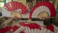 Menurut perajin, permintaan kerajinan kipas dengan tema HUT RI atau merah putih tersebut mencapai 300 unit untuk memenuhi permintaan dalam pasar lokal serta pesanan dari Bandung yang digunakan sebagai perlengkapan karnaval serta pentas tari yang dijual Rp10 ribu hingga Rp20 ribu per kipas.