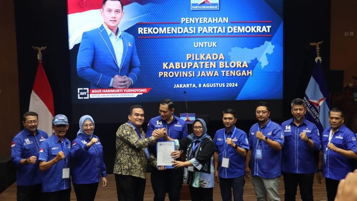Ketum Demokrat Agus Harimurti Yudhoyono (AHY) menyerahkan surat rekomendasi ke Arief Rohman-Sri Setyorini maju Pilkada Blora di Kantor Dewan Pimpinan Pusat (DPP) Partai Demokrat Jakarta, Kamis (8/8/2024).