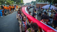 Para pelajar juga mengikuti kirab bendera merah putih sepanjang 79 meter tersebut.  