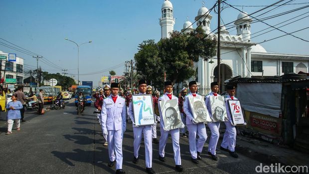 Sejumlah Paskibra Kabupaten Bekasi mengikuti kirab bendera 79 meter di Gedung Juang, Bekasi, Jumat (9/8/2024).