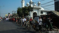 Kirab bendera merah putih juga diikuti oleh komunitas sepeda ontel.  