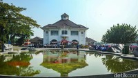 Para pelajar tampak berjalan mengikuti iring-iringan kirab bendera merah putih.  