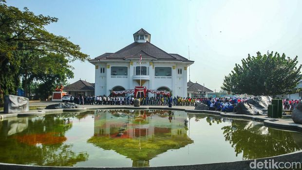 Kirab Bendera 79 Meter Sambut HUT RI di Tambun Sejumlah Paskibra Kabupaten Bekasi mengikuti kirab bendera 79 meter di Gedung Juang, Bekasi, Jumat (9/8/2024).