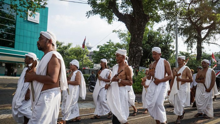 Peserta kirab membawa keris pada acara Kirab Pusaka Keris Kyai Tenggara di Loji Gandrung Solo, Jawa Tengah, Jumat (9/8/2024). Kirab dalam rangka peringatan hari ulang tahun ketujuh Museum Keris Nusantara tersebut untuk mengenalkan keris sebagai karya seni dan warisan budaya nusantara yang telah diakui UNESCO sebagai warisan budaya dunia non-bendawi. ANTARA FOTO/Mohammad Ayudha/foc.