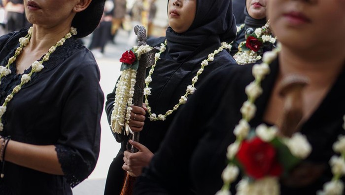 Peserta kirab membawa keris pada acara Kirab Pusaka Keris Kyai Tenggara di Loji Gandrung Solo, Jawa Tengah, Jumat (9/8/2024). Kirab dalam rangka peringatan hari ulang tahun ketujuh Museum Keris Nusantara tersebut untuk mengenalkan keris sebagai karya seni dan warisan budaya nusantara yang telah diakui UNESCO sebagai warisan budaya dunia non-bendawi. ANTARA FOTO/Mohammad Ayudha/foc.