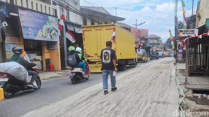 Kondisi jalan yang dilindas pemotor saat coran masih basah