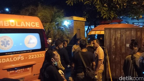 Kondisi rumah mantan Bupati Jembrana Ida Bagus Ardana dan istrinya seusai ditemukan tewas, Kamis (8/8/2024). (Aryo Mahendro/detikBali).