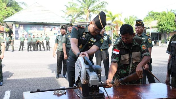Korem 044/Garuda Dempo (Gapo) memusnahkan 56 senjata api ilegal jenis laras panjang dan pendek, di Lapangan Makorem,   Palembang. Senjata api itu dimusnahkan dengan cara dipotong oleh Detasemen Peralatan (Denpal) 02 Palembang.