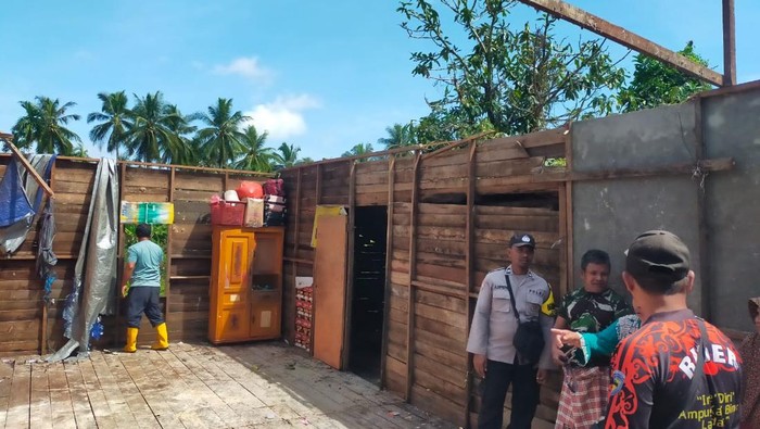 Kondisi salah satu rumah warga di Kubu Raya, Kalimantan Barat (Kalbar) usai diterjang angin puting beliung.