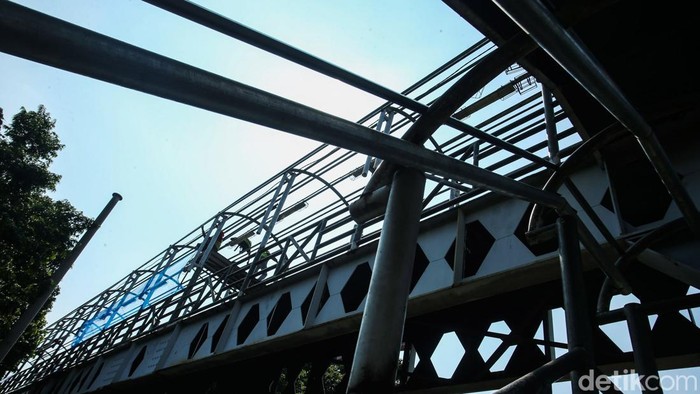 Jembatan penyeberangan orang di depan Pasar Gembrong Baru diperbaiki karena telah kusam dan berkarat. Perbaikan dilakukan sejak 26 Juni 2024 lalu.