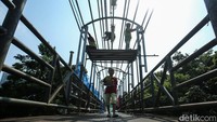 JPO tetap beroperasi meski dalam perbaikan.