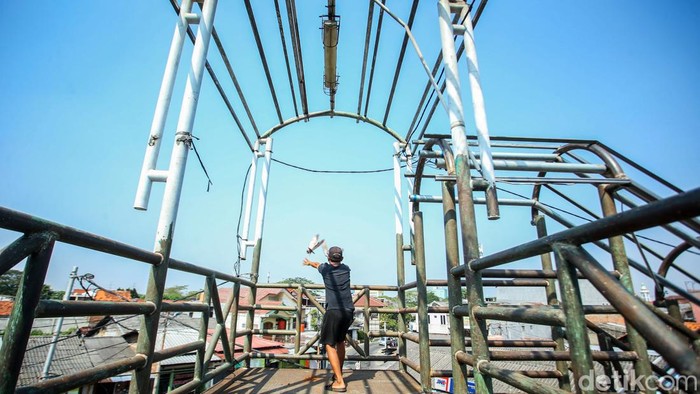Kusam dan Berkarat, JPO Pasar Gembrong Baru Diperbaiki Jembatan penyeberangan orang di depan Pasar Gembrong Baru diperbaiki karena telah kusam dan berkarat. Perbaikan dilakukan sejak 26 Juni 2024 lalu.