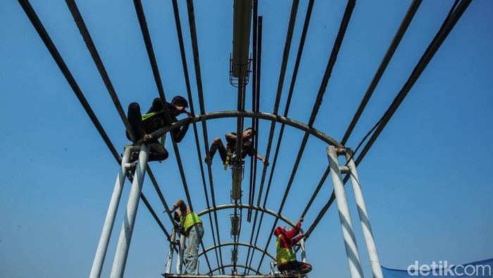 Jembatan penyeberangan orang di depan Pasar Gembrong Baru diperbaiki karena telah kusam dan berkarat. Perbaikan dilakukan sejak 26 Juni 2024 lalu.