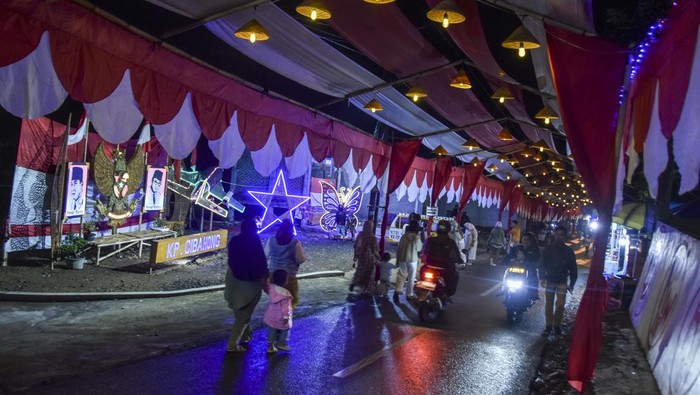 Lorong Merah Putih Sepanjang 300 Meter Semarakkan HUT RI Warga swafoto di lorong bendera Merah Putih bertema Nusantara Baru Indonesia Maju di Kampung Cibahong, Desa Sukamenak, Kabupaten Tasikmalaya, Jawa Barat, Kamis (8/8/2024). Lorong bendera Merah Putih yang menghiasi jalan perkampungan sepanjang 300 meter dari hasil swadaya masyarakat itu dalam rangka memeriahkan HUT ke-79 Kemerdekaan RI. ANTARA FOTO/Adeng Bustomi/rwa.