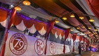 Lorong merah putih itu sepanjang 300 meter.