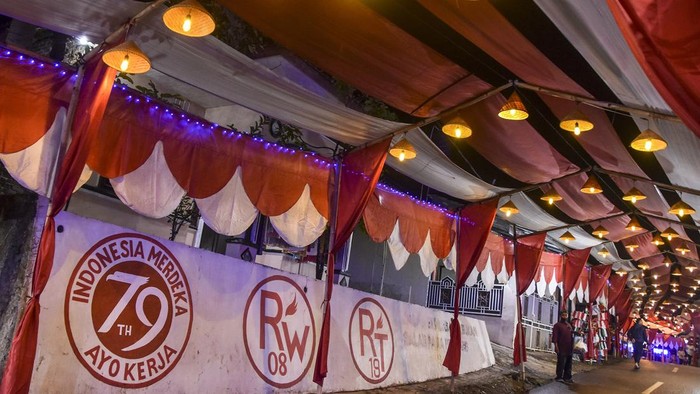 Lorong Merah Putih Sepanjang 300 Meter Semarakkan HUT RI Warga swafoto di lorong bendera Merah Putih bertema Nusantara Baru Indonesia Maju di Kampung Cibahong, Desa Sukamenak, Kabupaten Tasikmalaya, Jawa Barat, Kamis (8/8/2024). Lorong bendera Merah Putih yang menghiasi jalan perkampungan sepanjang 300 meter dari hasil swadaya masyarakat itu dalam rangka memeriahkan HUT ke-79 Kemerdekaan RI. ANTARA FOTO/Adeng Bustomi/rwa.