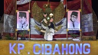 Lorong itu juga dihiasi dengan lukisan proklamator Sukarno-Hatta. Ada juga lambang negara yaitu garuda.