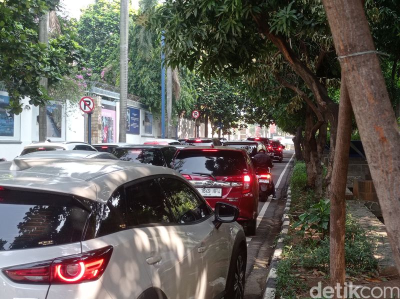 Macet di Jl HR Rasuna Said dan Jl Gilimanuk, Kuningan, Jaksel, 9 Agustus 2024. (Taufiq Syarifudin/detikcom)