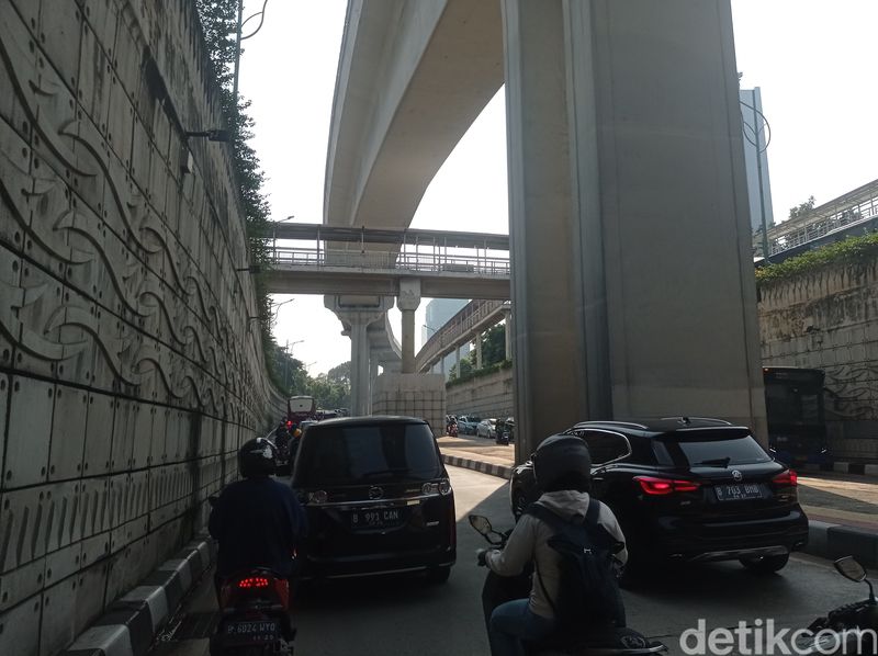 Macet di Jl HR Rasuna Said dan Jl Gilimanuk, Kuningan, Jaksel, 9 Agustus 2024. (Taufiq Syarifudin/detikcom)