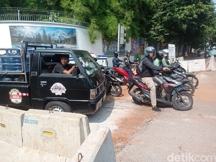 Keluhan Ojol di Kuningan Jaksel: Jalan Berlubang Rusak Motor, Macet Jadi Masalah Berkepanjangan