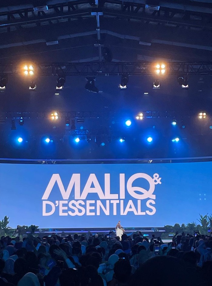 Maliq & Dessentials Maliq & Dessentials manggung di Festival LIKE 2.