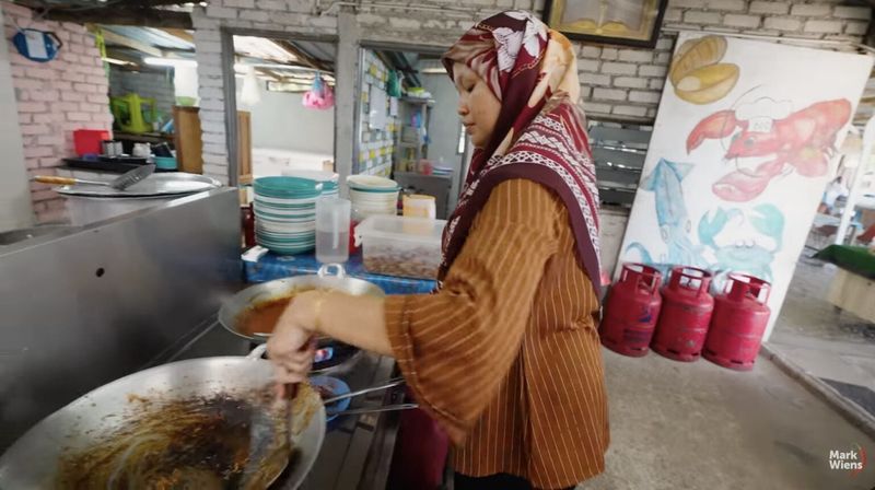 Mark Wiens Cicip Mie Seafood di Penang, Netizen Salfok Penjualnya Jutek