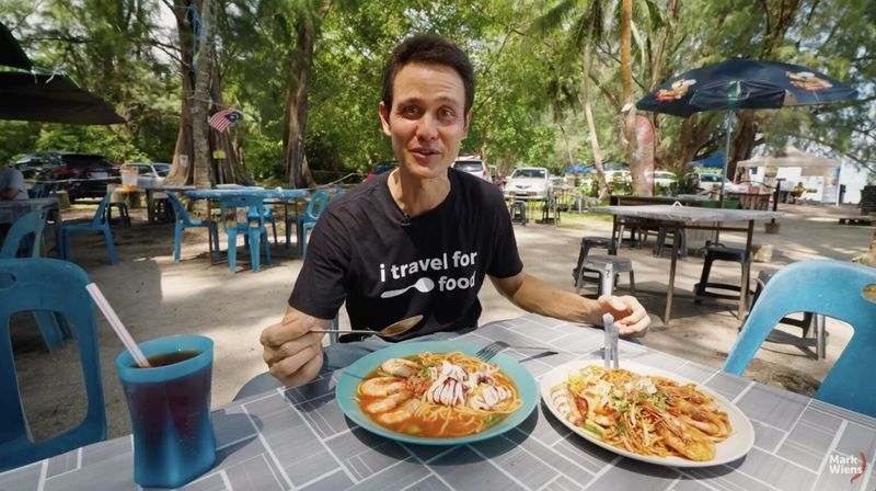 Mark Wiens Cicip Mie Seafood di Penang, Netizen Salfok Penjualnya Jutek