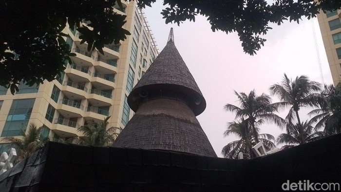 Masjid Perahu di Menteng Pulo Raya No. 23, Jakarta Selatan.