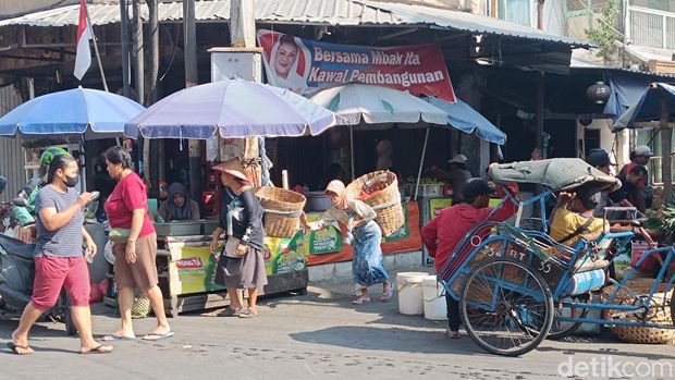 Mbok Gendhong di Pasar Gang Baru Pecinan Semarang. Foto diambil Jumat (9/8/2024).