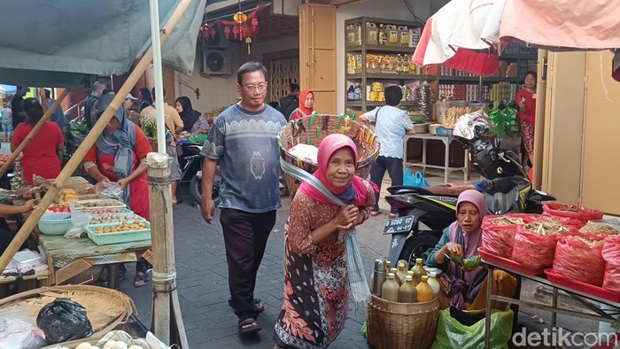 Mbok Gendhong di Pasar Gang Baru Pecinan Semarang. Foto diambil Jumat (9/8/2024).