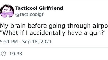 Lagi di bandara tiba-tiba kepikiran, Jangan-jangan ada pistol di dalam tas?. Tentu saja hanya overthinking. Foto: tacticoolgf via Bored Panda