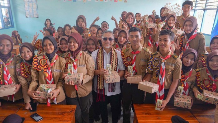 Menteri Perdagangan Zulkifli Hasan melakukan uji coba makan bergizi gratis di SMA 1 Sidomulyo, Lampung, Jumat (9/8/2024). Begini potretnya.