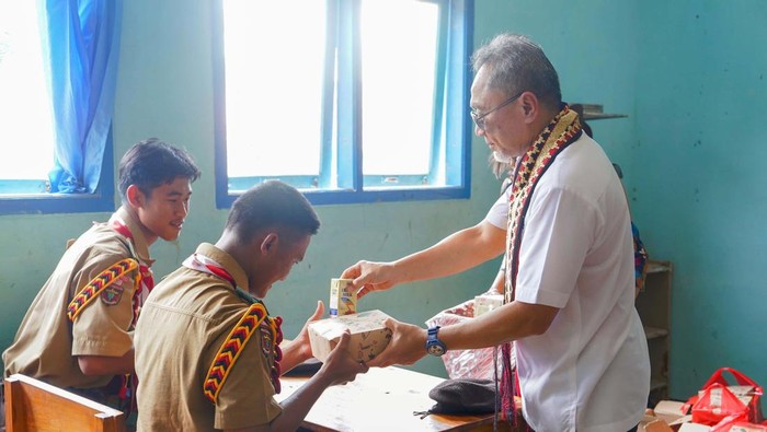 Menteri Perdagangan Zulkifli Hasan melakukan uji coba makan bergizi gratis di SMA 1 Sidomulyo, Lampung, Jumat (9/8/2024). Begini potretnya.