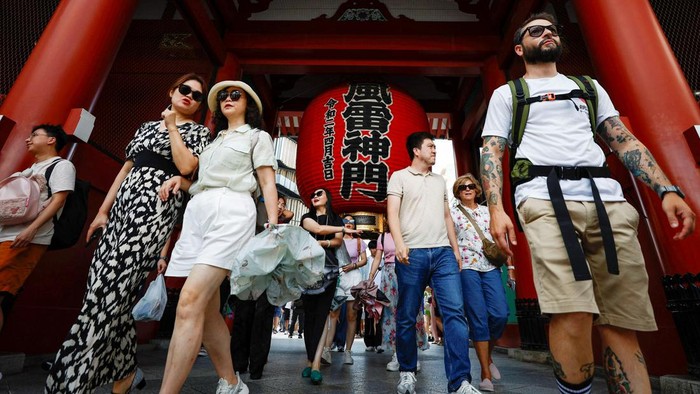 Mengunjungi Sensoji Temple, Kuil Paling Ramai di Tokyo Visitors wearing kimonos take a selfie as they visit Sensoji temple in Tokyo, Japan, August 9, 2024. REUTERS/Willy Kurniawan