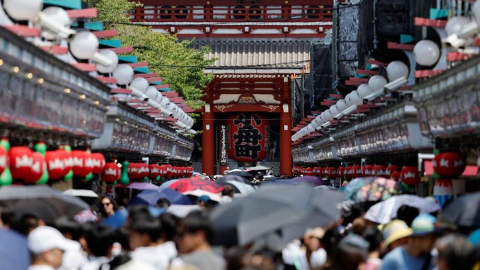 Visitors wearing kimonos take a selfie as they visit Sensoji temple in Tokyo, Japan, August 9, 2024. REUTERS/Willy Kurniawan