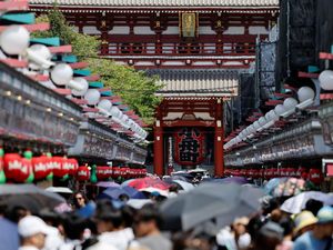 Kacau, Turis China Kasih Uang Neraka ke Kuil Jepang