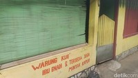 Setelah asik berbincang di dalam tokonya dan menghabiskan satu bir pletok, Opik mengajak untuk berjalan menyusuri gang Kampung Pengrajin Budaya Condet. Sebelumnya, ia menyebut warga-warga yang membuat kuliner khas Betawi itu tidak memproduksi setiap hari karena terbentur beberapa kendala.